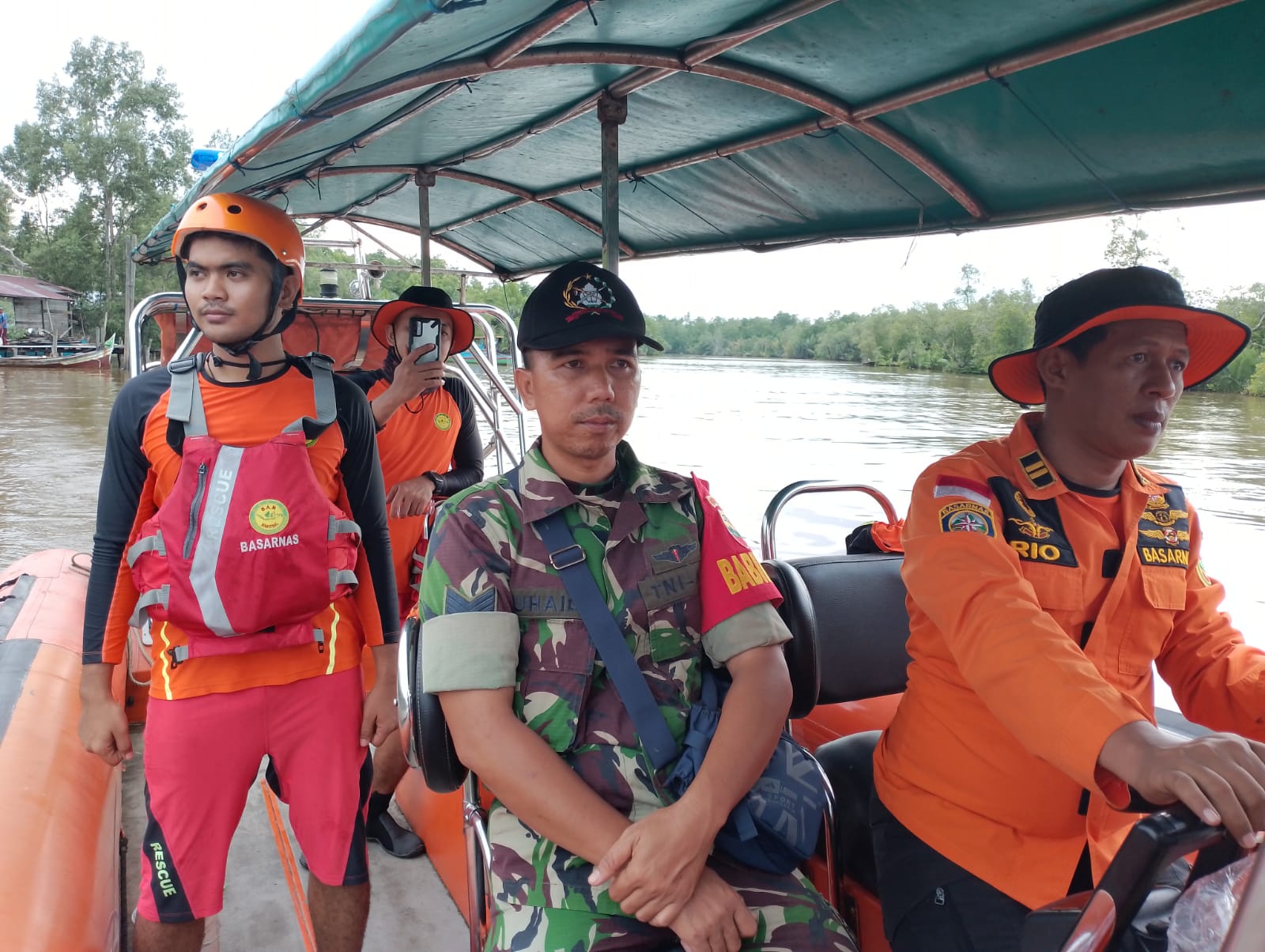Danpos Concong Mengevakuasi Korban Tenggelam Di Sungai