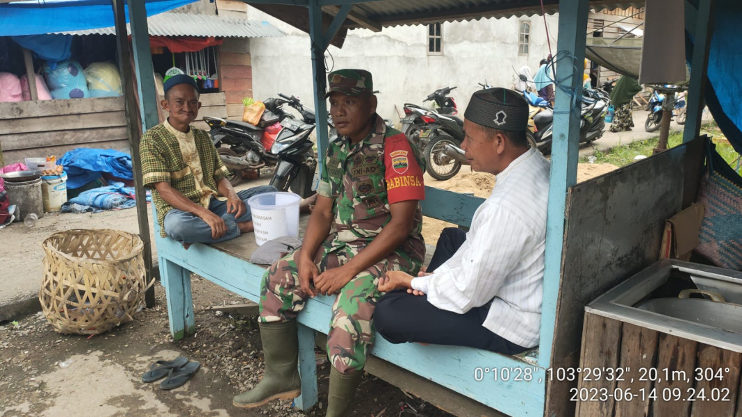 Ciptakan Kehidupan Yang Aman, Babinsa Koramil 10/Pelangiran Terus Ajak Masyarakat Lakukan Hal-hal Yang Positif