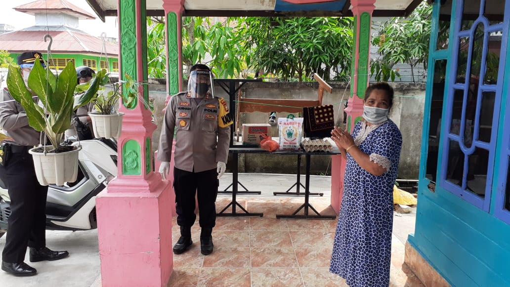 Kapolres Rohil Beri Bantuan Kepada Pasien Covid 19