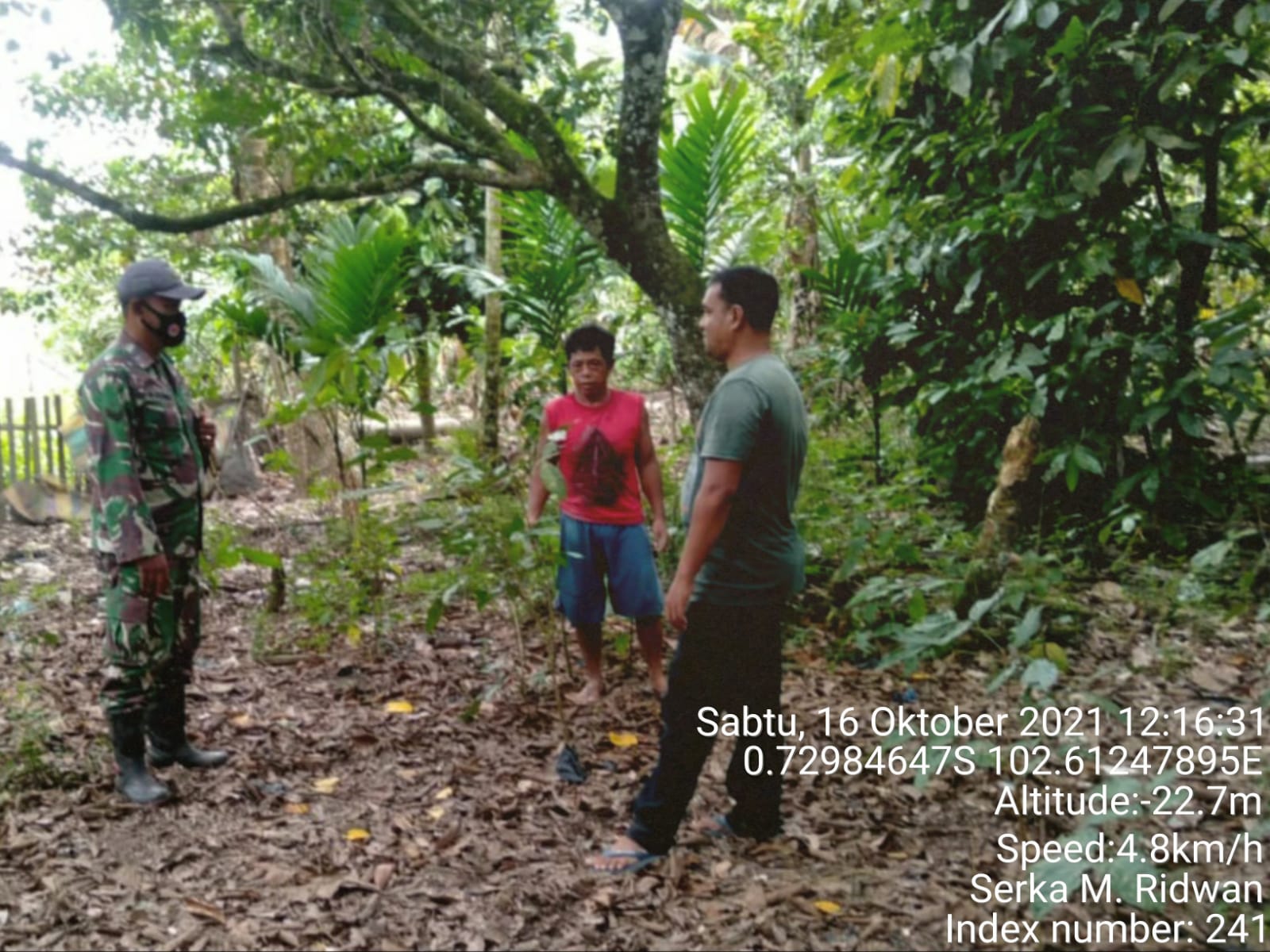 Upaya Mencegah Karhutla, Babinsa 09/Kemuning Lakukan Patroli di Desa Sekayan