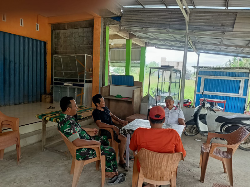 Peduli dengan Masyarakat, Babinsa Koramil 07/Reteh Ingatkan Pentingnya Komunikasi yang Baik Melalui Komsos