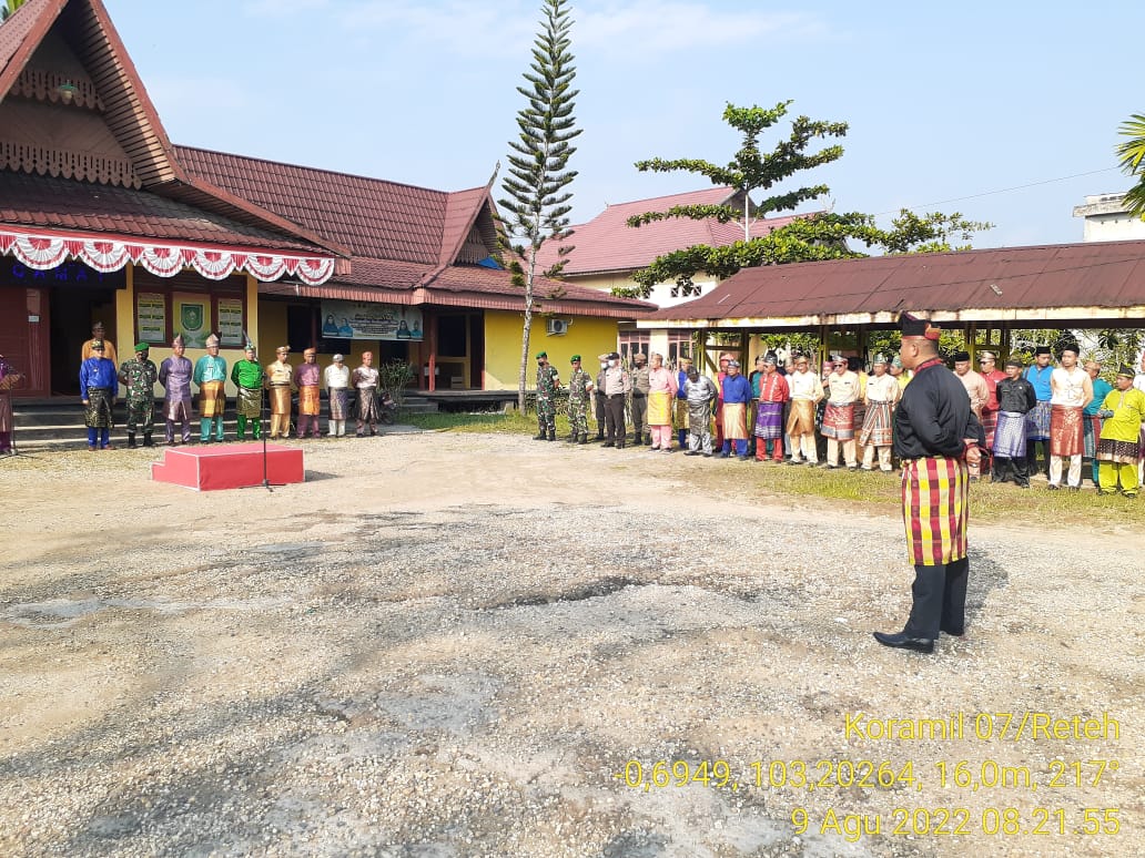 Babinsa Koramil 07/Reteh Ikuti Pelaksanaan Upacara Milad Provinso Riau ke-65 di Kantor Camat Reteh