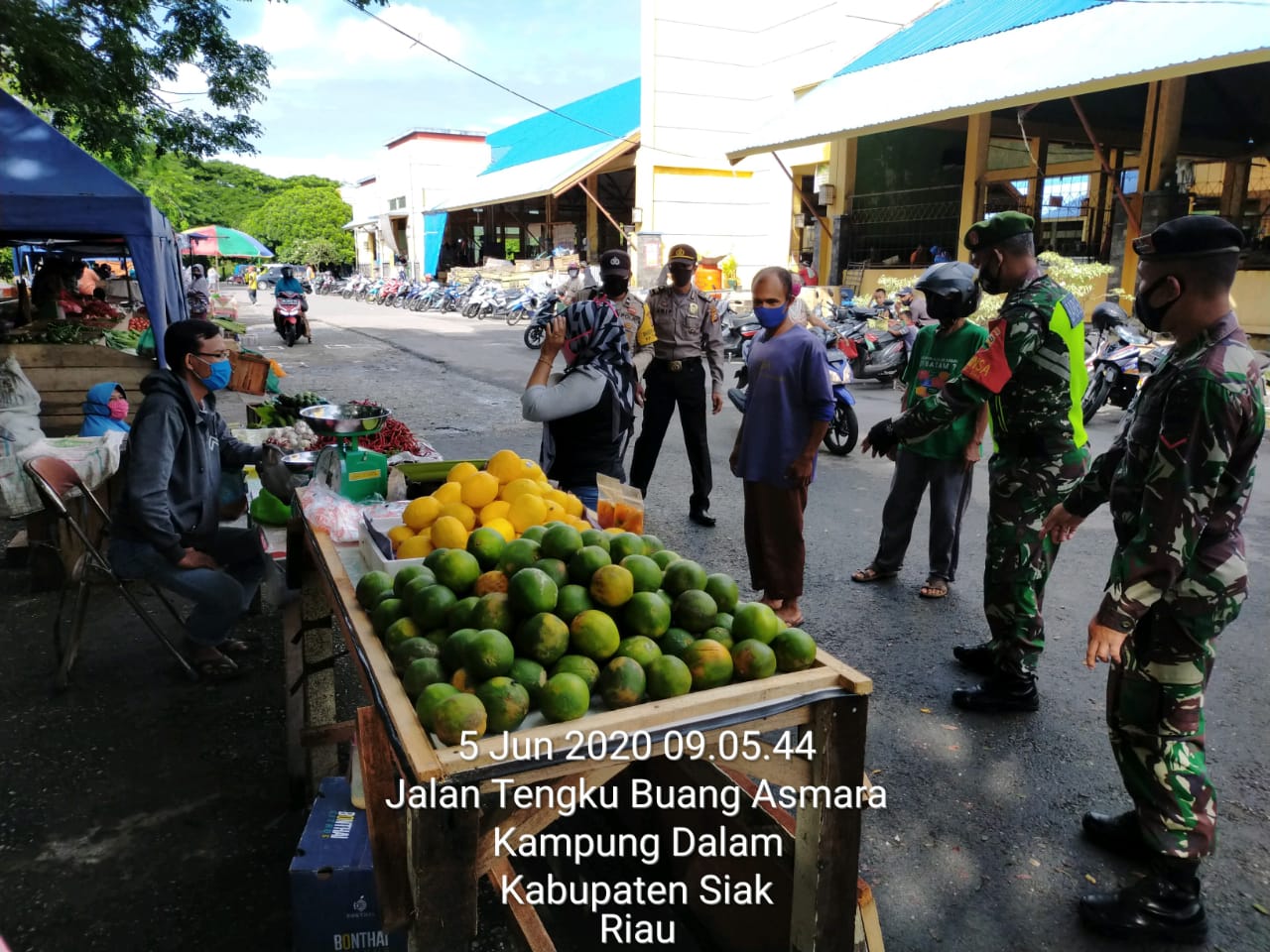 Gabungan TNI, Polri dan Satpol PP berjaga di Pasar  Raya Tradisional Belantik Gabungan TNI, Polri dan Satpol PP berjaga di Pasar  Raya Tradisional Belantik