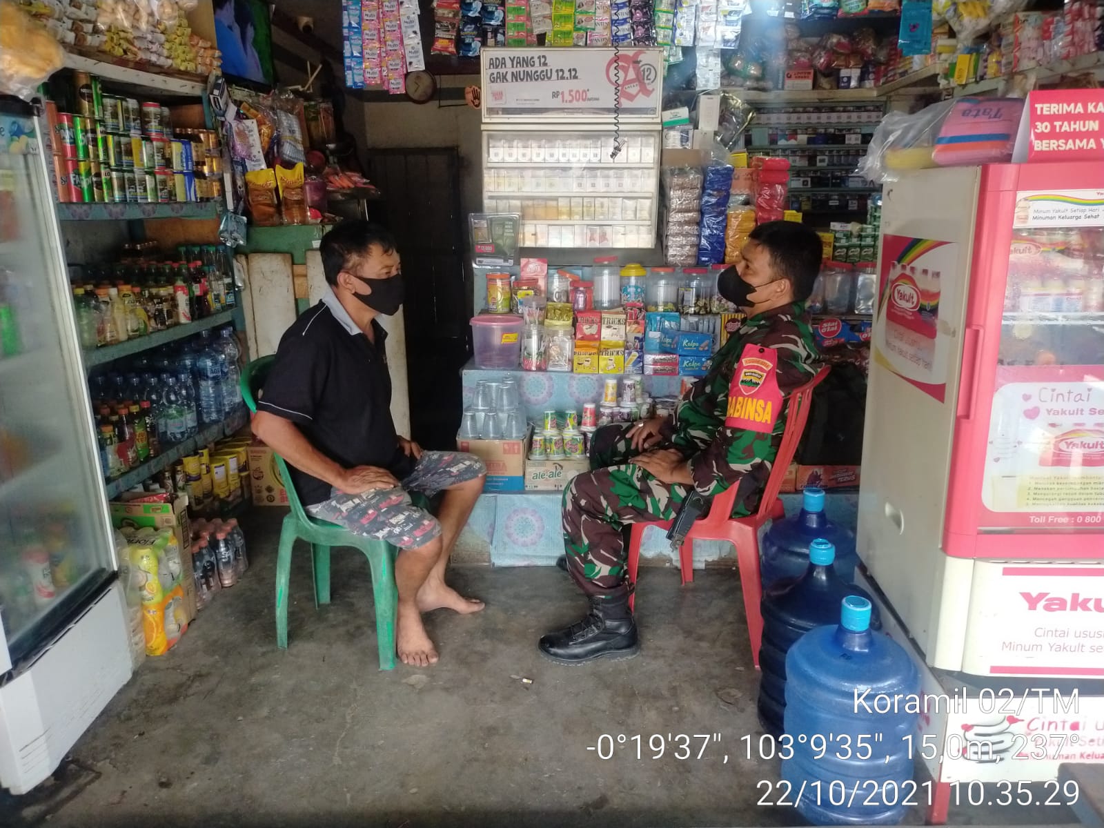 Tak Peduli Tempat, Babinsa Koramil 02/Tanah Merah Rutin Lakukan Komsos Bersama Masyarakat