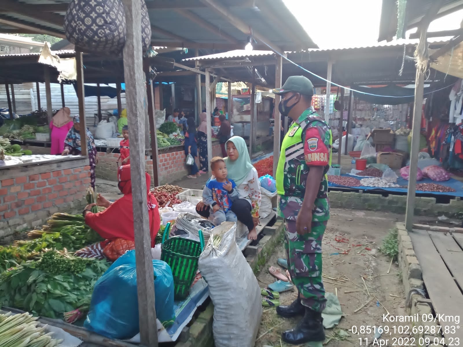 Babinsa Koramil 09/Kemuning Lakukan Edukasi dan Mengingatkan Kembali Penerapan Prokes