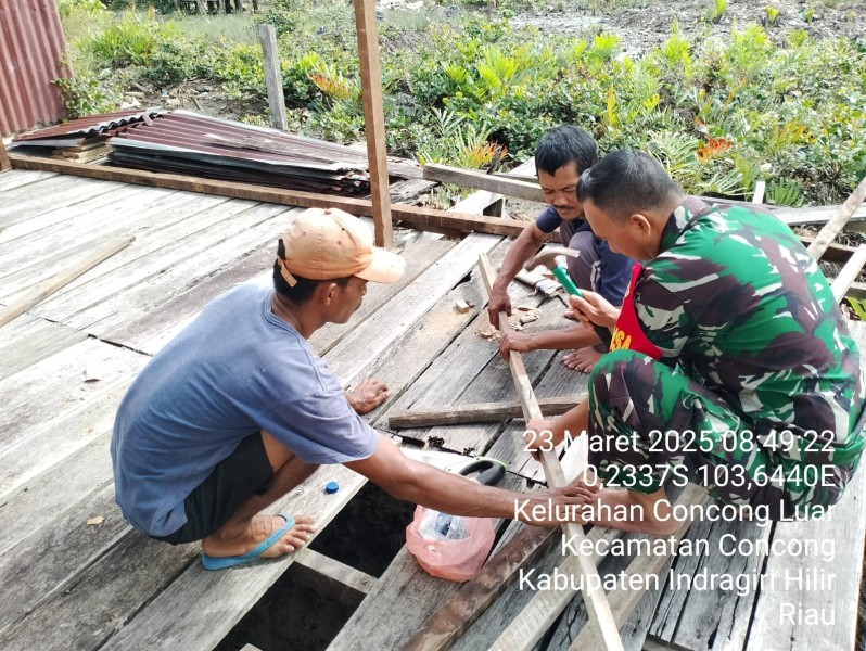 Babinsa Koramil 04/Kuindra Bantu Warga Perbaiki Jerambah Rumah Menjelang Lebaran
