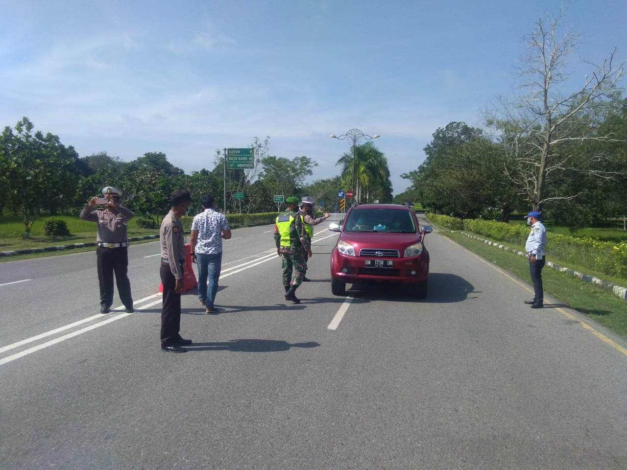Gelar Operasi Yustisi, Aparat Gabungan Masih Temui Pelanggar Protokol Kesehatan Tidak Memakai Masker Gelar Operasi Yustisi, Aparat Gabungan Masih Temui Pelanggar Protokol Kesehatan Tidak Memakai Masker