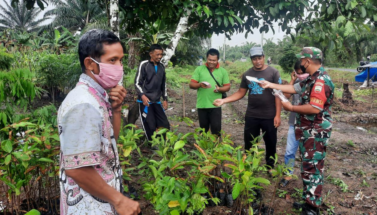 Dalam Giat Penghijaun, Babinsa 03/Tempuling Bagikan Masker Kepada Warga