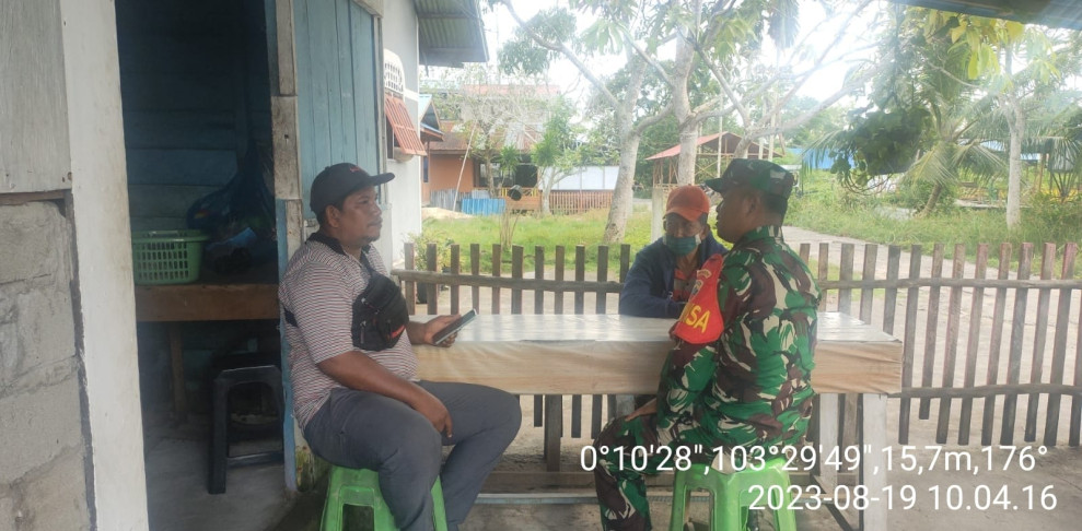 Ciptakan Lingkungan Yang Asri, Babinsa Koramil 10/Pelangiran Terus Jaga Kebersihan Lingkungan