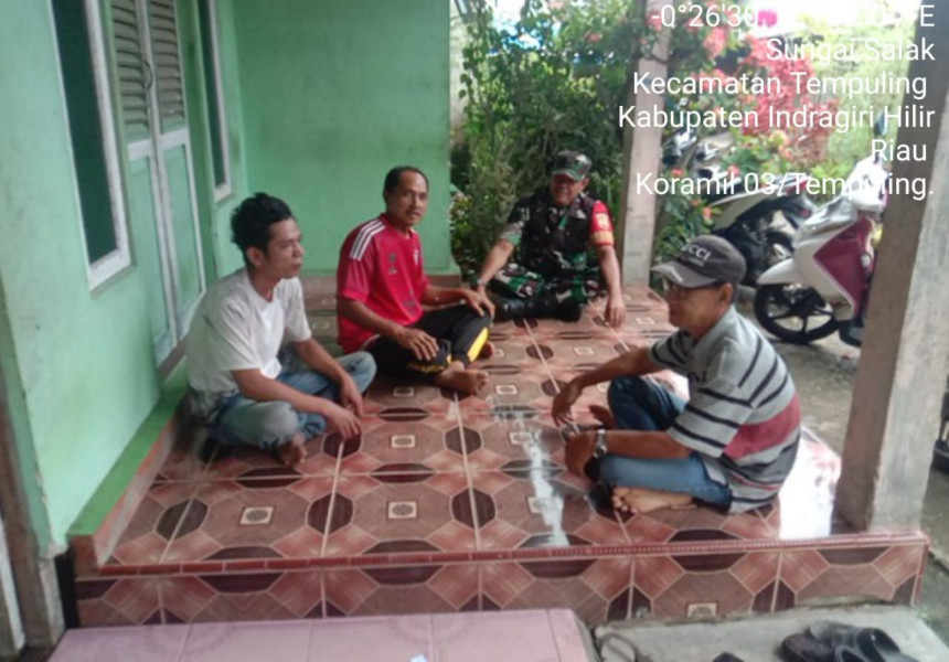Tingkatkan Keamanan Jelang Idul Fitri, Babinsa Koramil 03/Tpl Komsos dengan Tokoh Pemuda dan Ketua RT