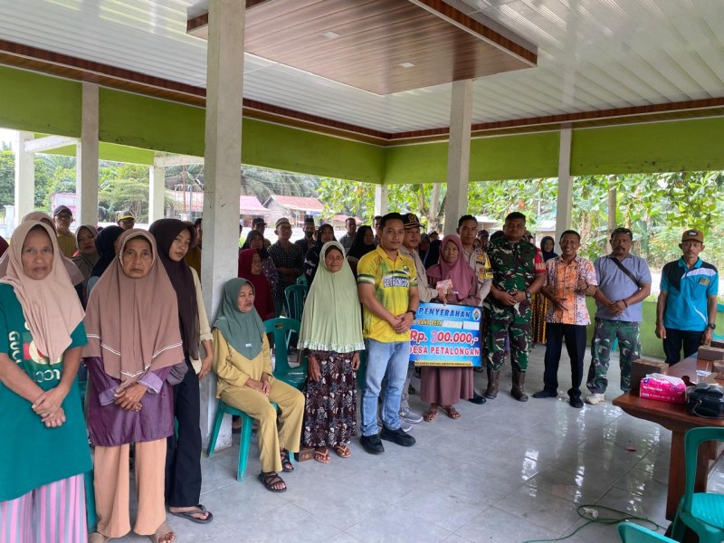 Babinsa Koramil 09/Kmg Dampingi Penyaluran BLT DD Tahap IV di Desa Petalongan