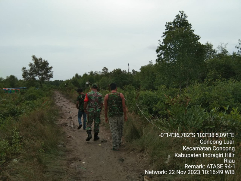 Babinsa Koramil 04/Kuindra Terus Mewaspadai Kebakaran Hutan dan Lahan Di Lingkungan Setempat