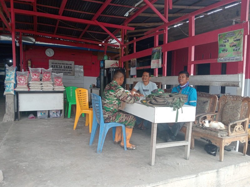 Babinsa Sertu M. Ade Jalin Silaturahmi dengan Pemilik Kilang Padi, Wujudkan Kemitraan dan Sinergi dalam Meningkatkan Perekonomian Masyarakat