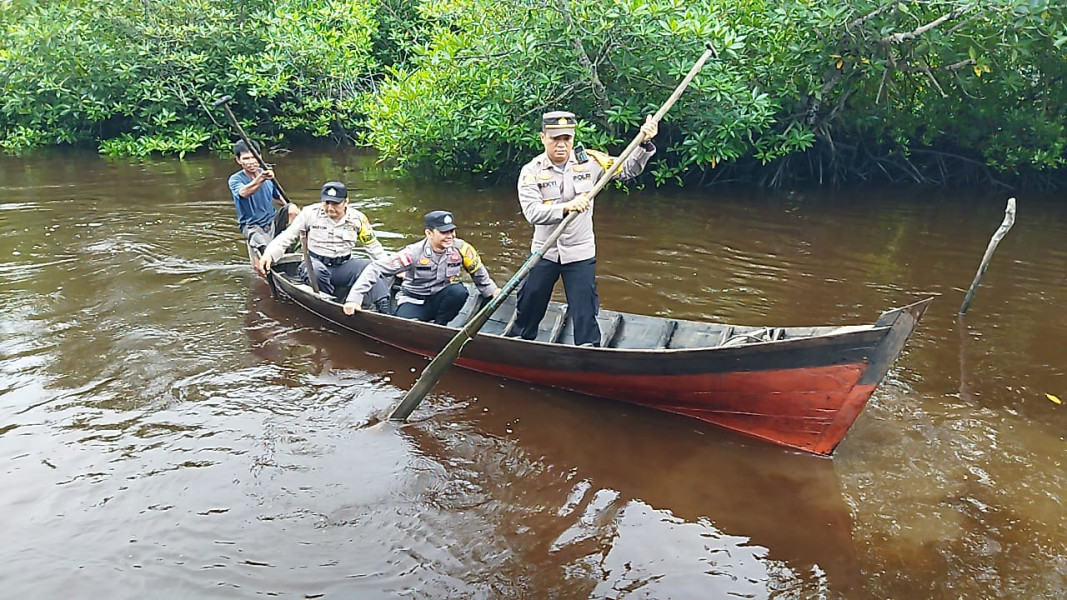 Kapolsek Bantan Telusuri Sungai Liong Cari Sarang Buaya Yang Sering Menampakan Diri