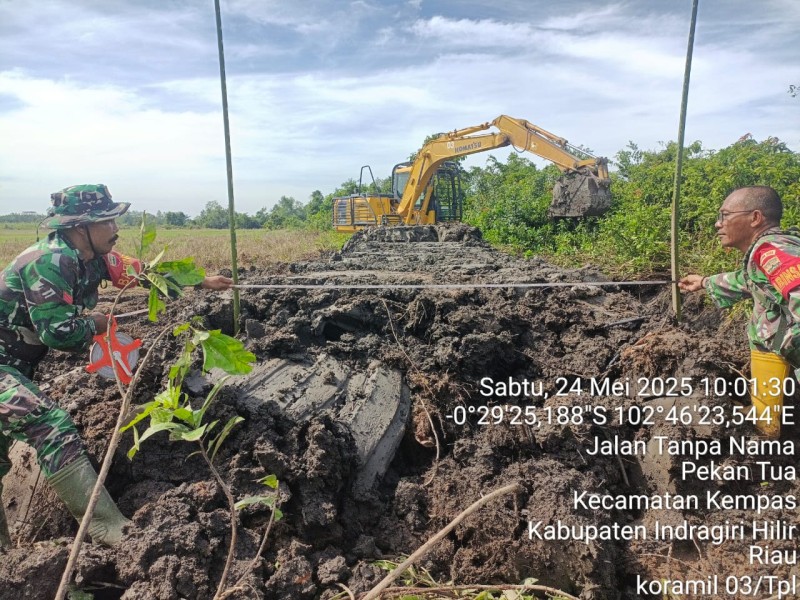 Babinsa Koramil 03/Tempuling Dukung Pembangunan Tanggul Mekanik untuk Pertanian Berkelanjutan