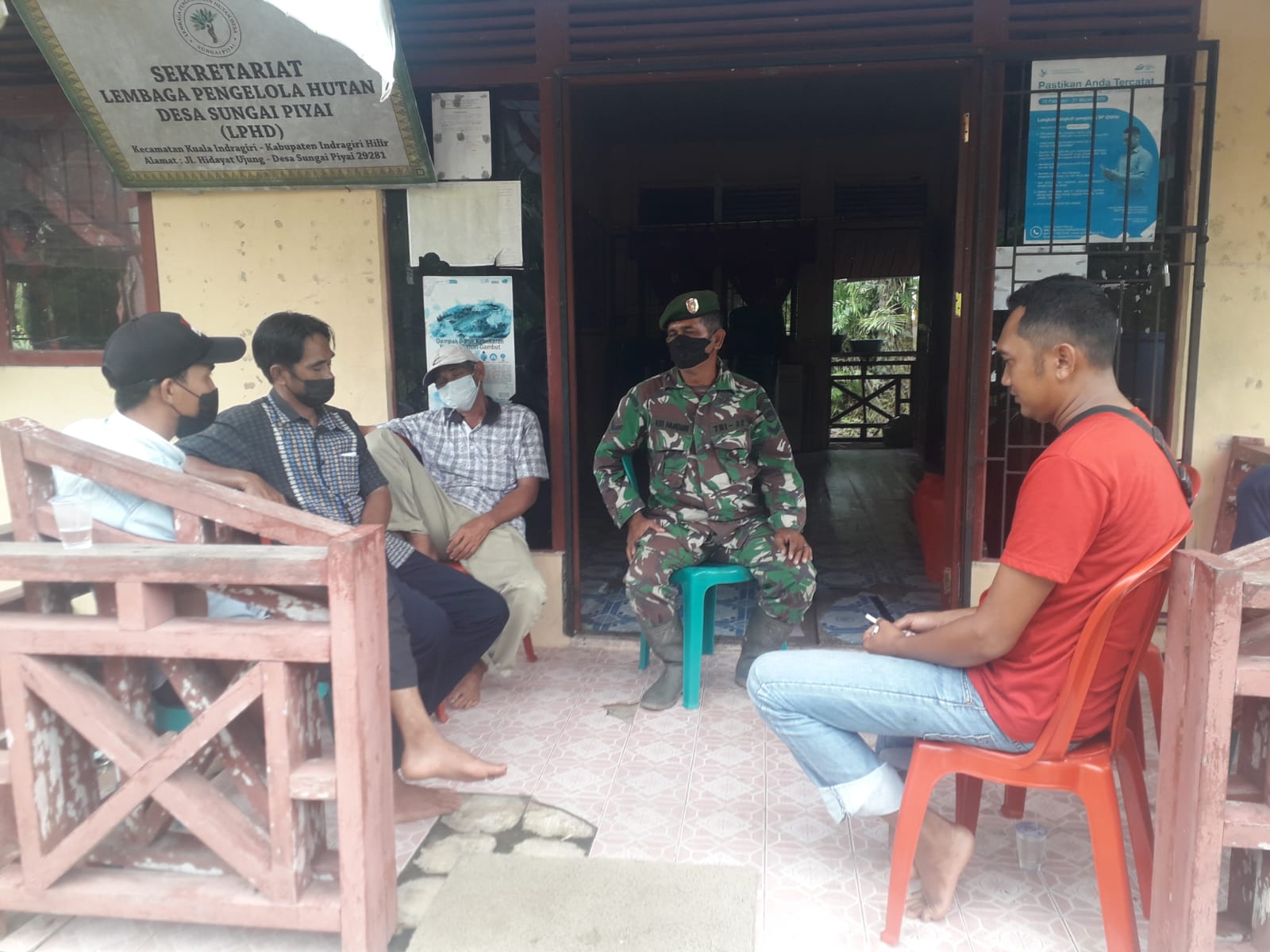 Babinsa Koramil 04/Kuindra Himbau Agar Tetap Berhati-hati Pada Saat Musim Penghujan