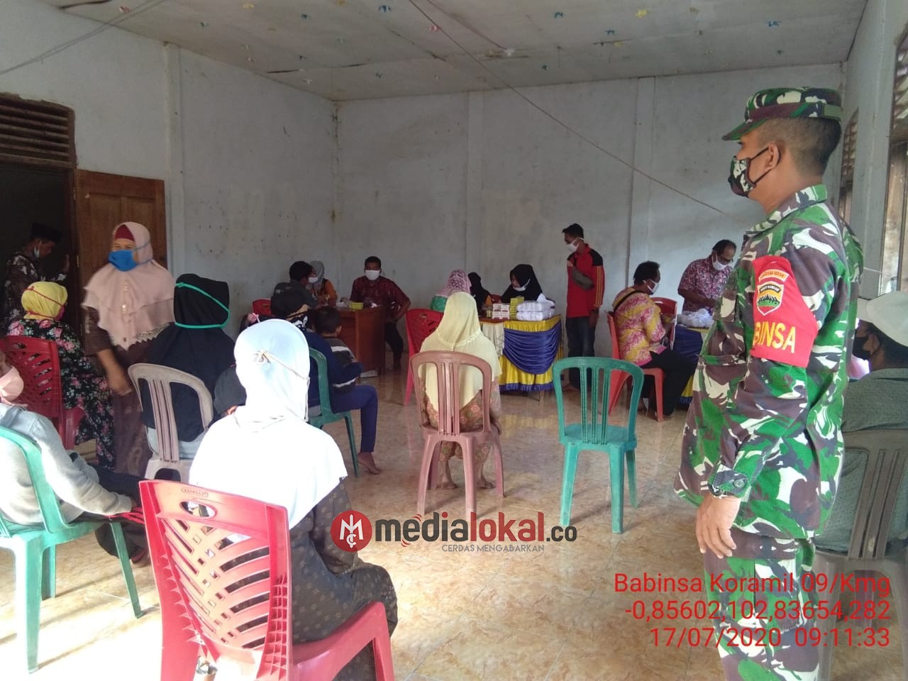 Babinsa Koramil 09/Kemuning Dampingi Penyaluran BLT DD Tahap III Desa Talang Jangkang