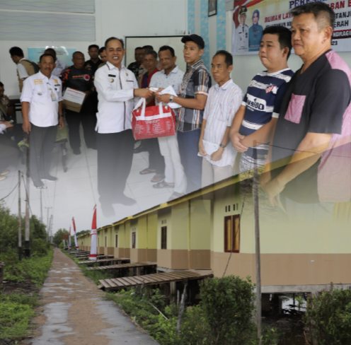 Dalam Kunker Ke Tanah Merah,Pj.Bupati Serahkan Bantuan Korban Tanah Longsor dan Resmikan Rumah Layak Huni