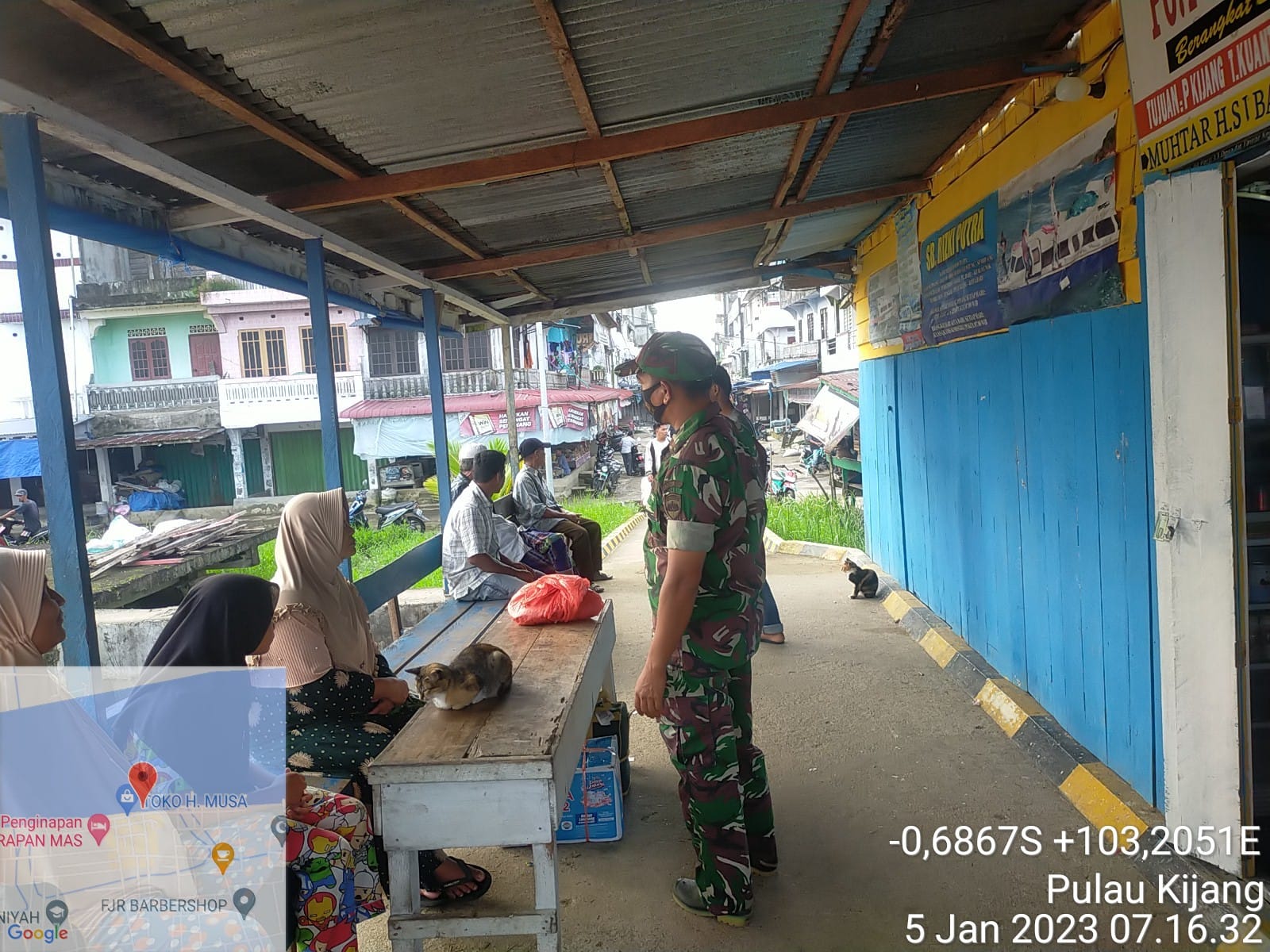 Di Pelabuhan LKMD, Babinsa Koramil 07/Reteh Tegakkan Prokes