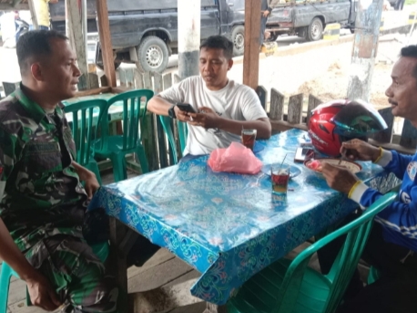 Bhabinsa 05/Gas Koptu Hudrizan Roni Komunikasi Sosial Bersama Dengan warga