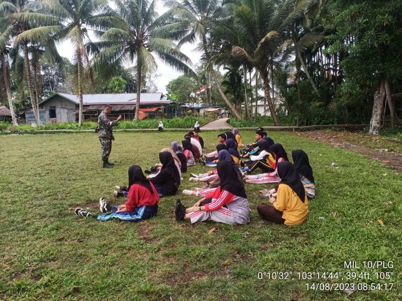 Babinsa Koramil 10/Pelangiran Berikan Arahan Tata Cara PBB Kepada Pasukan Paskibra