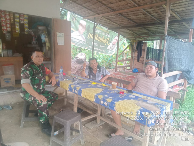 Bina Wilayah, Babinsa 03/Tpl Komsos Dengan Ketua Pemuda Desa Binaan