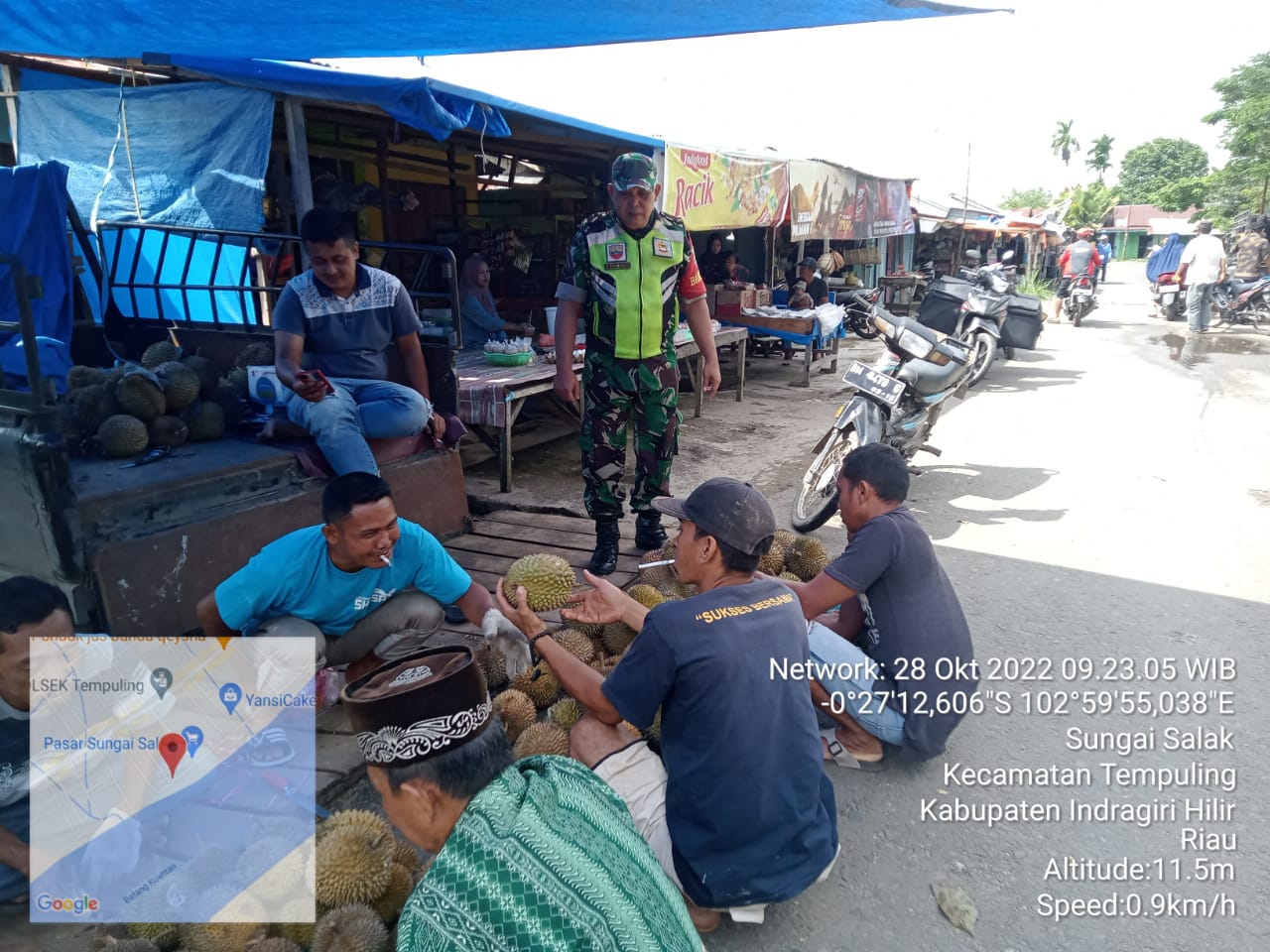 Babinsa Koramil 03/Tempuling Serka Faisal Komsos Pada Pedagang Pasar Sungai Salak