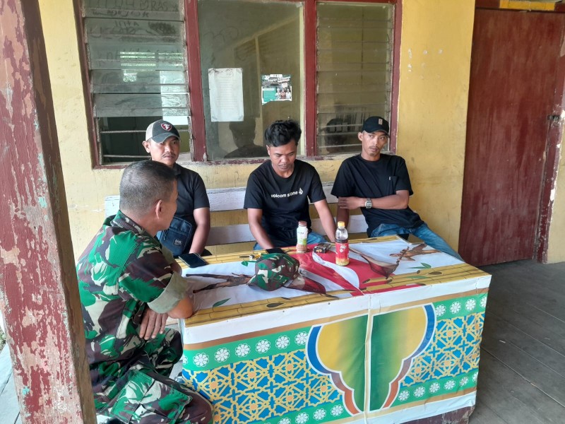 Babinsa Pelda Nofiandi Ajak Tukang Parkir Untuk Terus Jaga Keamanan dan Ketertiban di Wilayah