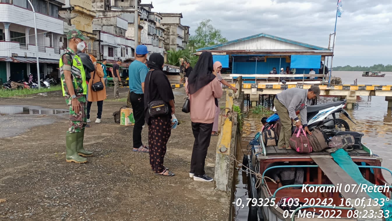 Posko Penegakan Prokes Terhadap Penumpang di Pelabuhan Oleh Babinsa Koramil 07/Reteh