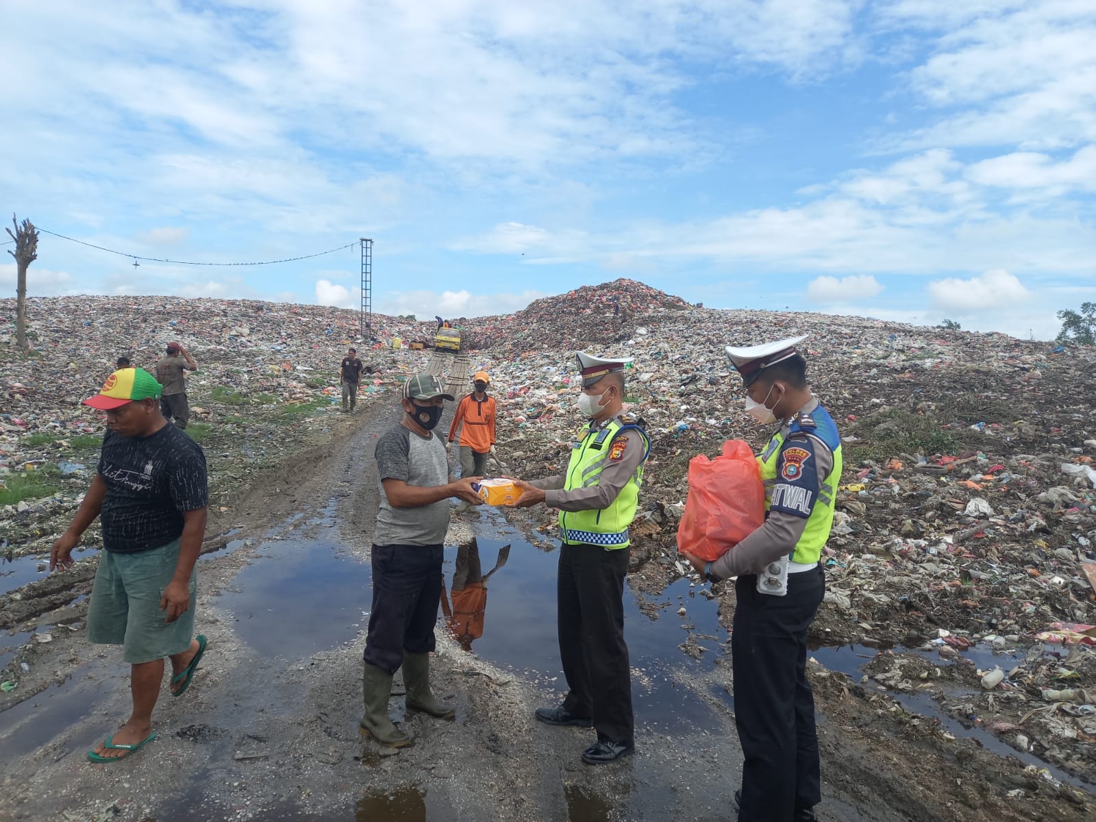 Jumat Berkah, Polres Inhil Bagi-bagi Rezeki ke Pemulung