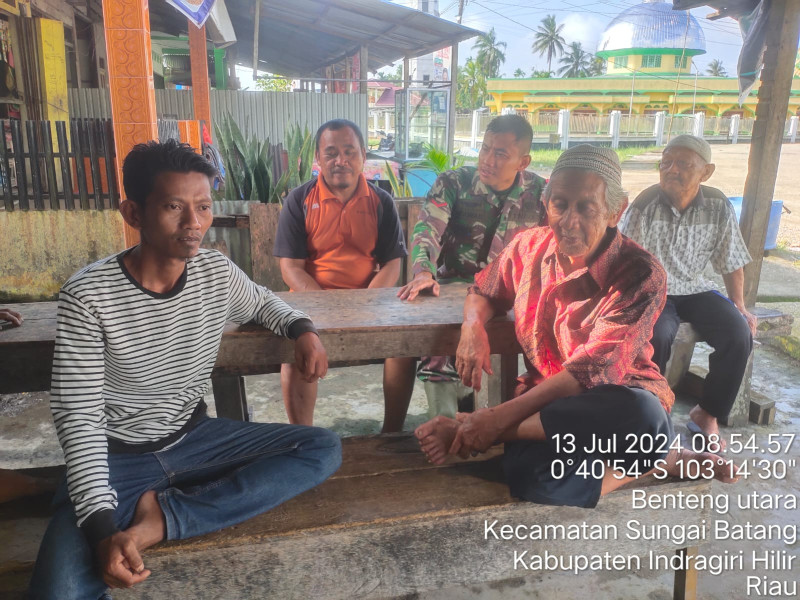 Rutin Lakukan Komsos, Babinsa Koramil 07/Reteh Kian Menyatu dengan Warga