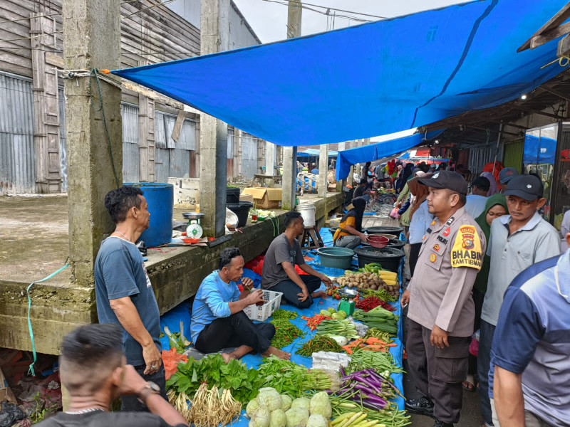 Berikan Rasa Aman, Babinkamtibmas Aiptu Edysah Putra Bangun Patroli Sambang Pasar