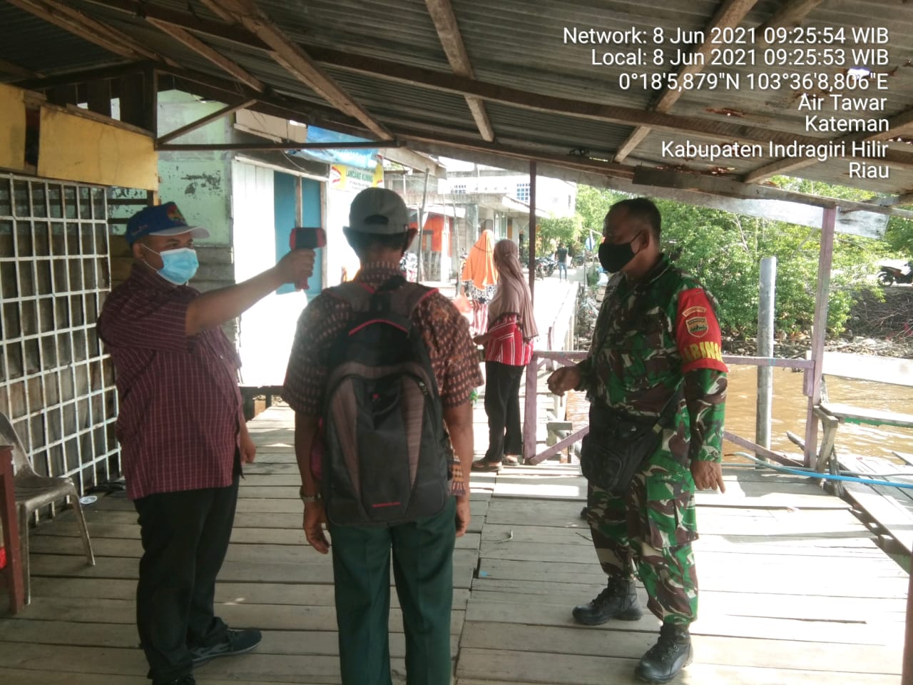 Babinsa Sertu Wirman bersama Satgas Laksanakan Disiplin Protokol Kesehatan