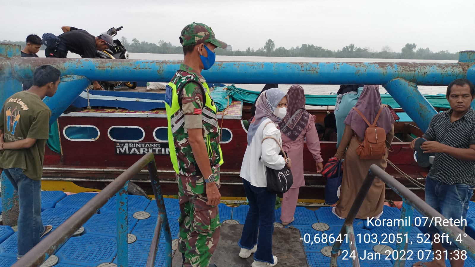 Koramil 07/Reteh Berikan Himbauan Protokol Kesehatan di Pelabuhan