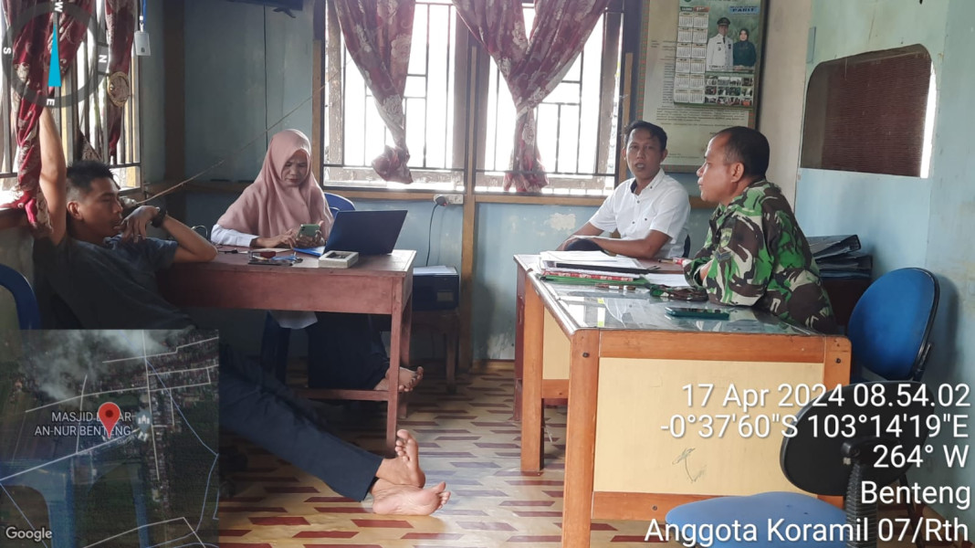 Babinsa Sertu M. Hasan Turun Ke Wilayah Untuk Jalin Silaturrahmi Bersama Lurah Benteng