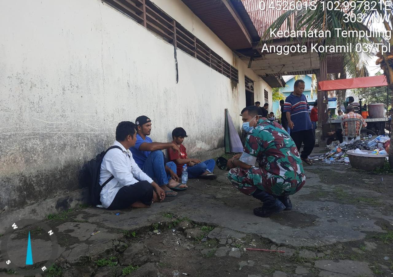 Serma Damrianto Bati Tuud Koramil 03/Tempuling Komsos Dengan Warga Penerima BLT