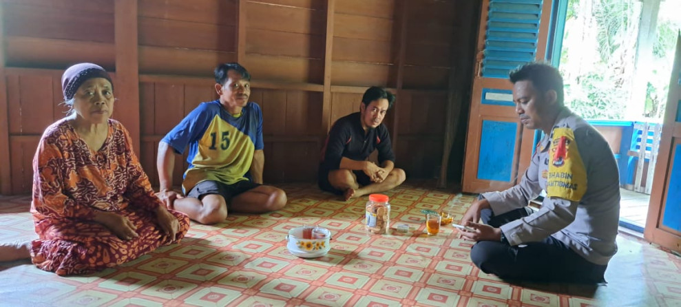 Lewat Sambang Bhabinkamtibmas Desa Pungkat Aipda Denny Hidayat Sambang Ajak Warga Wujudkan Kamtibmas Kondusif