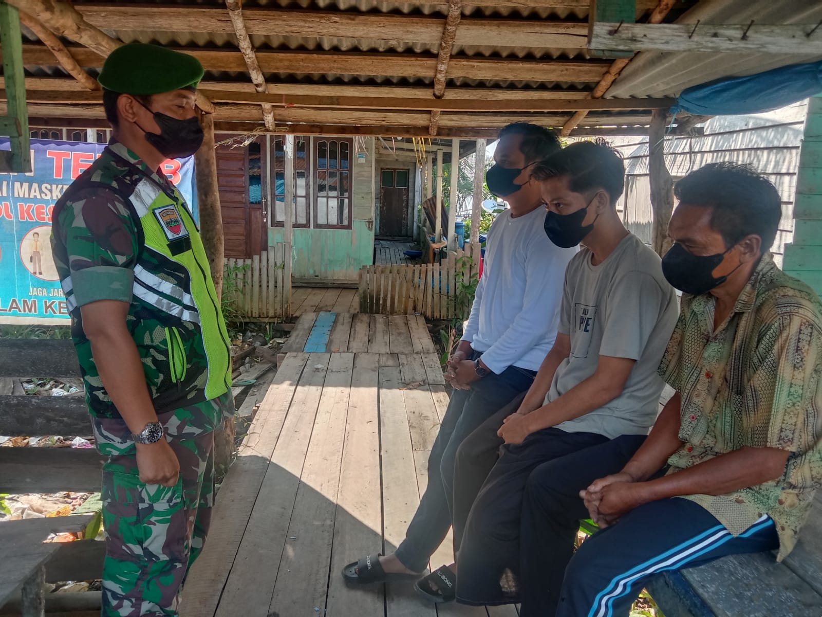 Babinsa Koramil 04/Kuindra Laksanakan Penegakan Disiplin Prokes Di Jalan Pertanian