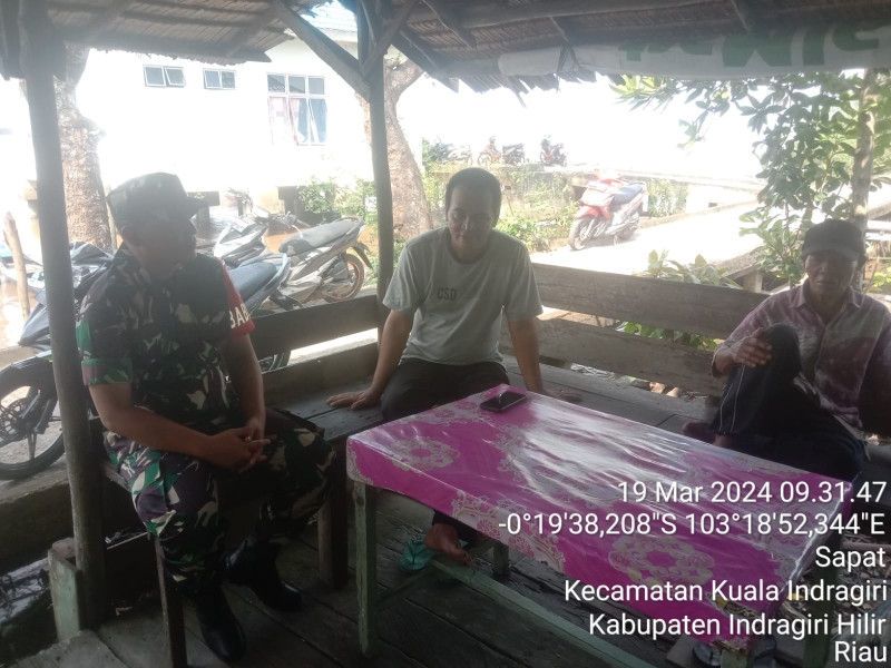 Babinsa Koramil 04/Kuindra Himbau Warga Untuk Perhatikan Faktor Keamanan Saat Pergi Tarawih