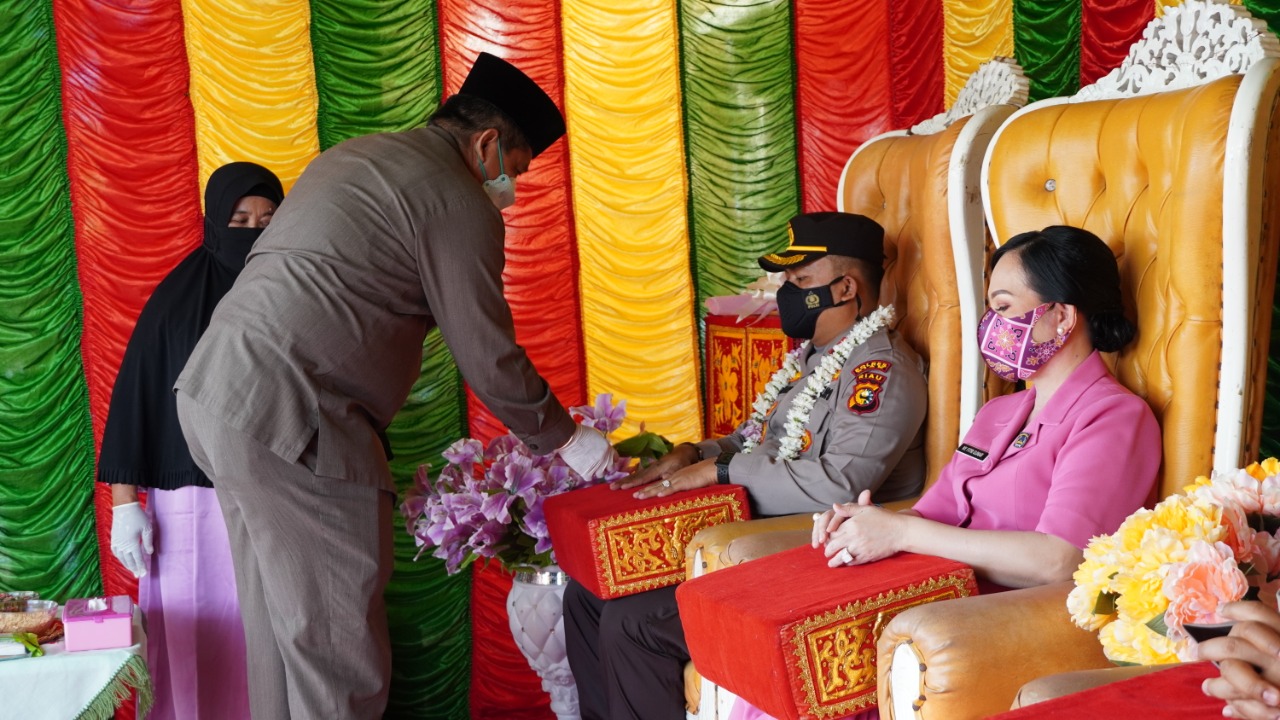 Tradisi Pedang Pora Warnai Pisah Sambut Kapolres Siak yang Baru