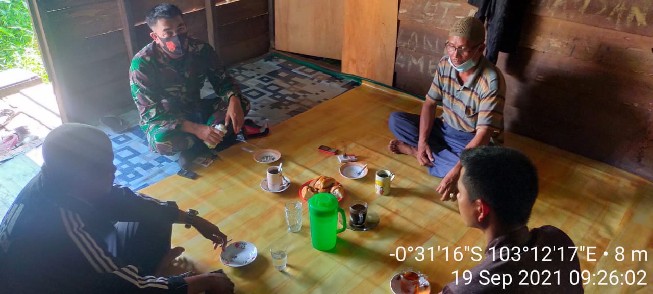 Babinsa Koramil 07/Reteh Komsos dengan Warga Binaan Wujud Keakraban dan Kedekatan