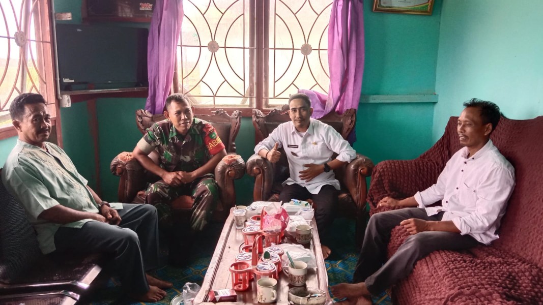 Babinsa Koramil 07/Reteh Laksanakan Komsos dan Pengawasan SDM Bersama Warga Ds Sanglar