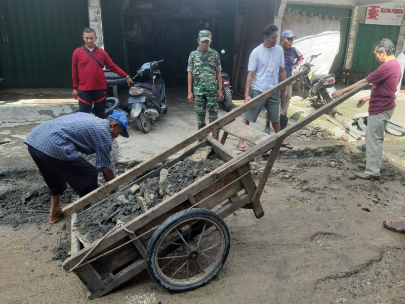 Untuk Hindari Banjir, Babinsa Koramil 07/Reteh Giat Bersihkan Saluran Air