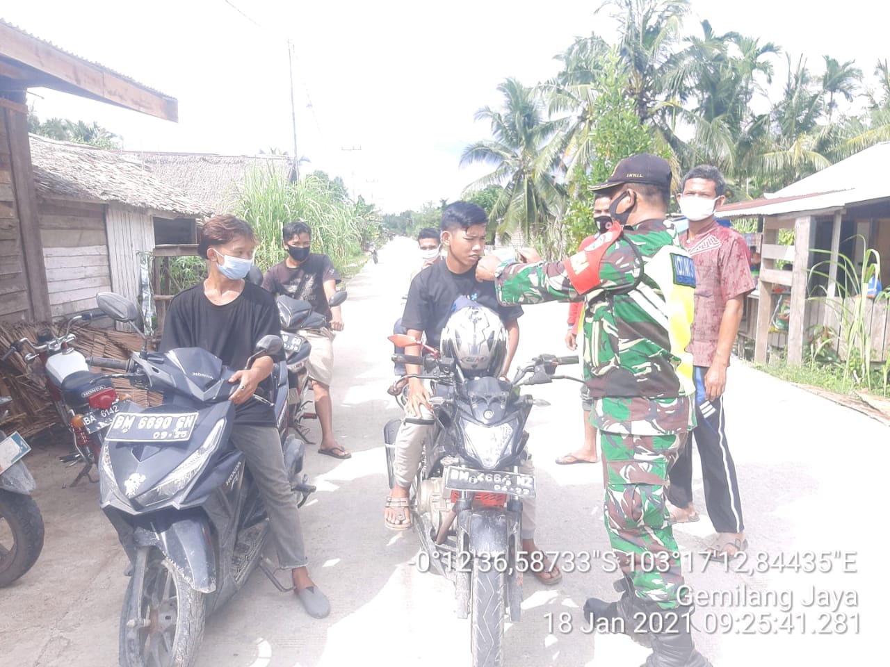 Pengendara di Desa Gemilang Diperiksa oleh Personil Koramil 12/Batang Tuaka