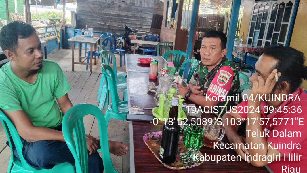 Babinsa Koramil 04/Kuindra Himbau Masyarakat Untuk Terus Menjaga Ketertiban, Ketenteraman dan Keamanan di Desa Teluk Dalam