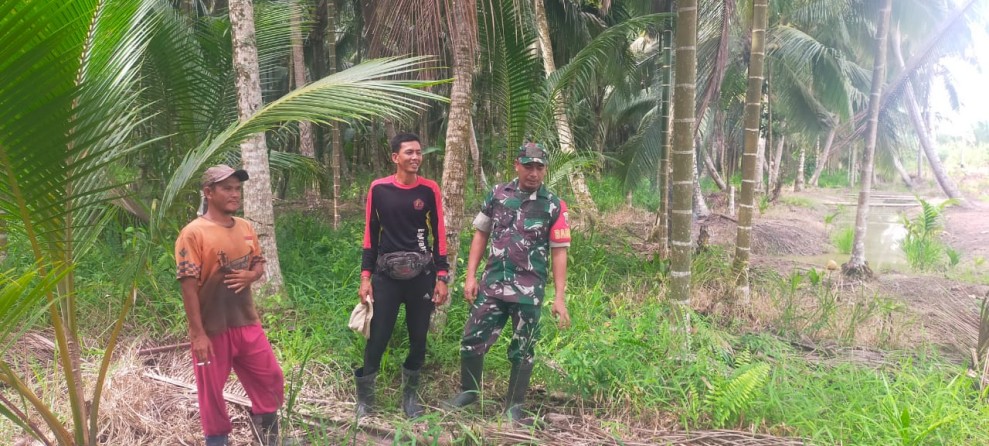 Patroli Tapal Batas, Babinsa Koramil 07/Reteh, Lihat Asap Padamkan Tak Sanggup Lapor Cepat