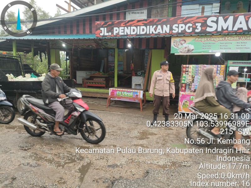 Dua Personel Polsek Pulau Burung Lakukan Pengamanan di Pasar Ramadhan