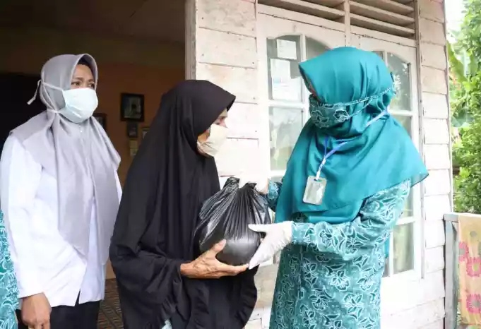 Tim PKK Siak bersama PT BSP Distribusikan Sembako untuk Dhuafa di Sungai Apit dan Pusako