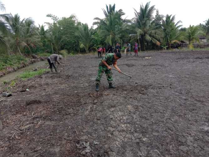 Babinsa Koramil 04/Kuindra Bergotong Royong Bersama Pemuda Di Lapangan Futsal