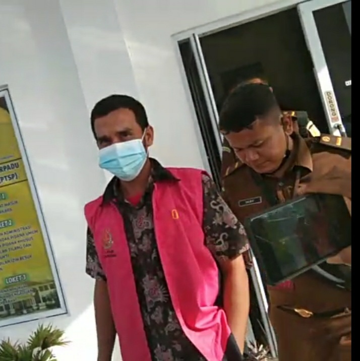 Kejari Kuansing Tahan Tersangka Mark Up Pengadaan Alat Peraga Ipa Berbasis Kompetensi Kejari Kuansing Tahan Tersangka Mark Up Pengadaan Alat Peraga Ipa Berbasis Kompetensi